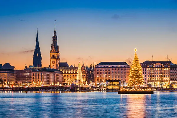 Romantische Abendstimmung an der weihnachtlich beleuchteten Binnenalster