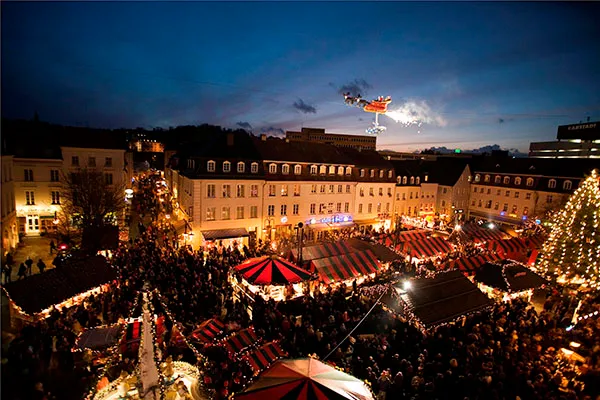 Christkindlmarkt am Abend mit dem fliegenden Weihnachtsmann in Saarbrücken