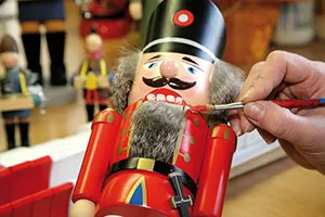 Erzgebirge: Bemalung eines Nussknackers