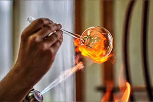 Neuhaus am Rennweg: Glasbläserei, Handgemachte Glaskugel mit Bunsenbrenner