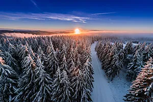 Verschneiter Thüringer Wald bei Sonnenuntergang