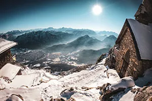 Staufenkapelle  in den Bergen mit Blick auf Bad Reichenhall