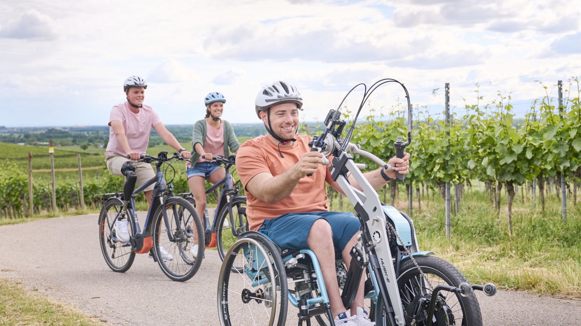 Vogtsburg: Rollstuhlfahrer und Radfahrergruppe in den Weinbergen im Hochschwarzwald