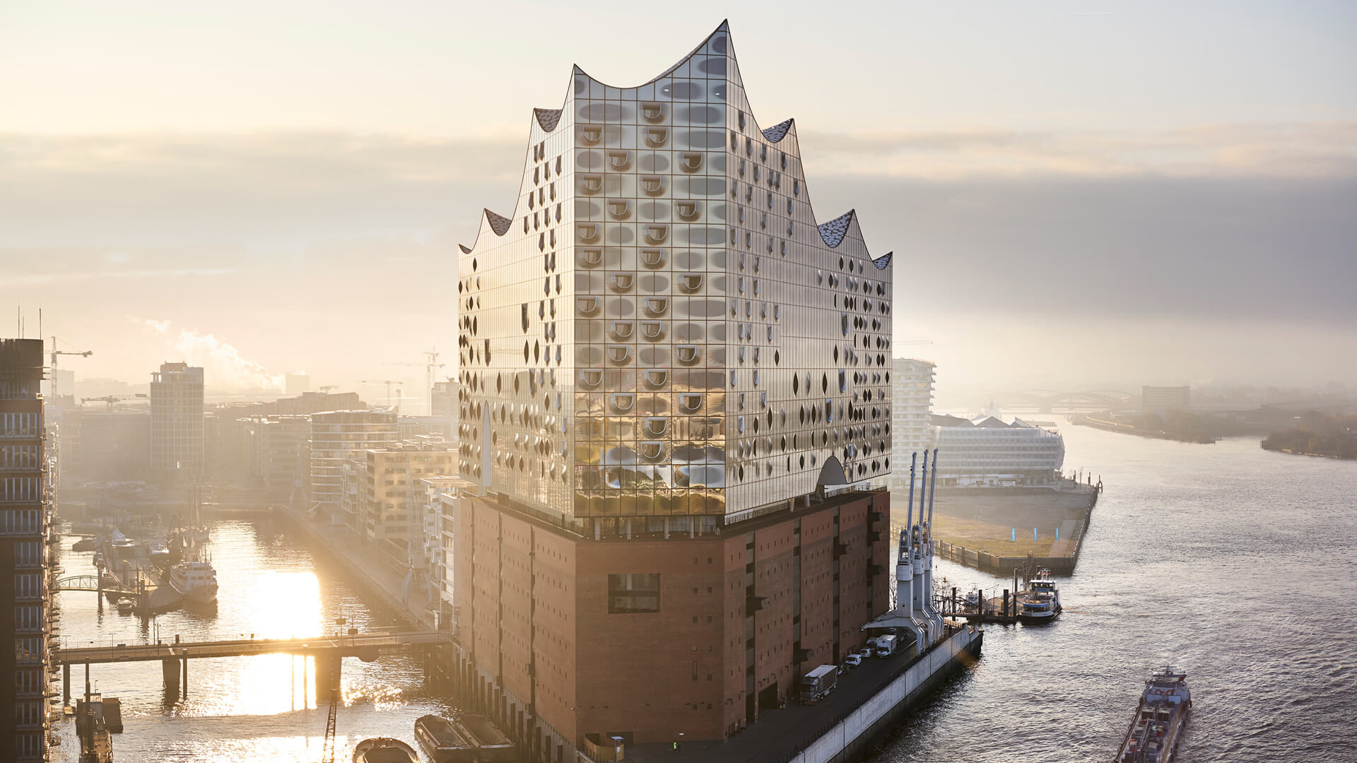 Hamburg: Elbphilharmonie bei Sonnenaufgang