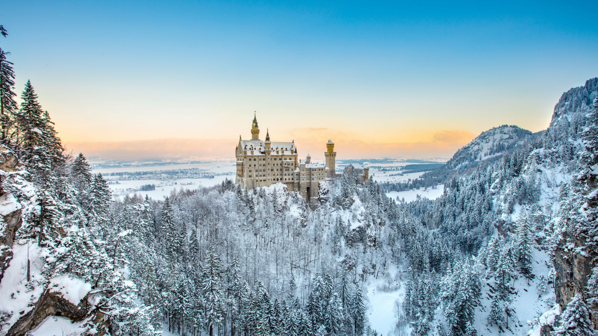 Schwangau: Château de Neuschwanstein au coucher du soleil dans le paysage d'hiver