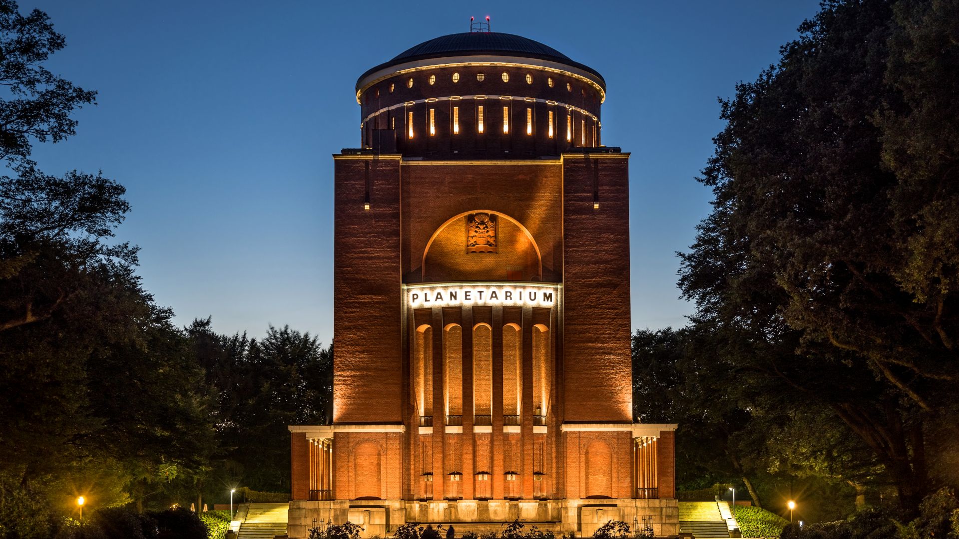 Hamburg: Planetarium in the evening