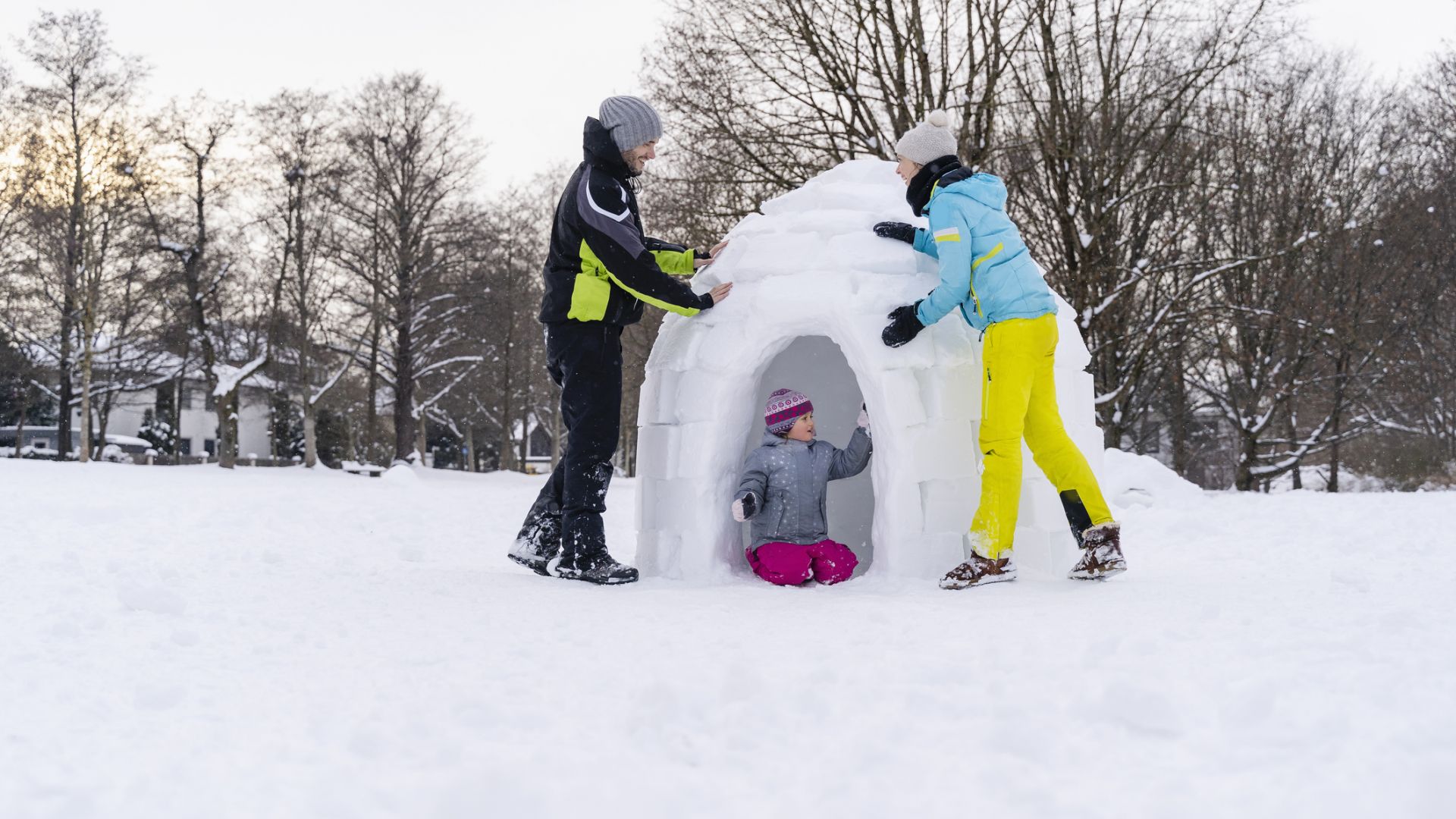Une famille construit un igloo