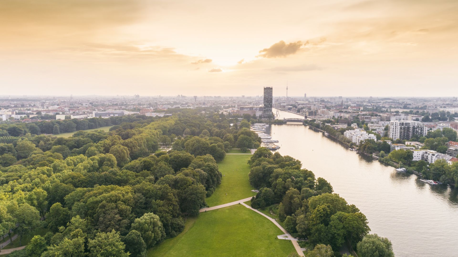 Berlin: Treptower Park mit der Skyline der Stadt im Hintergrund