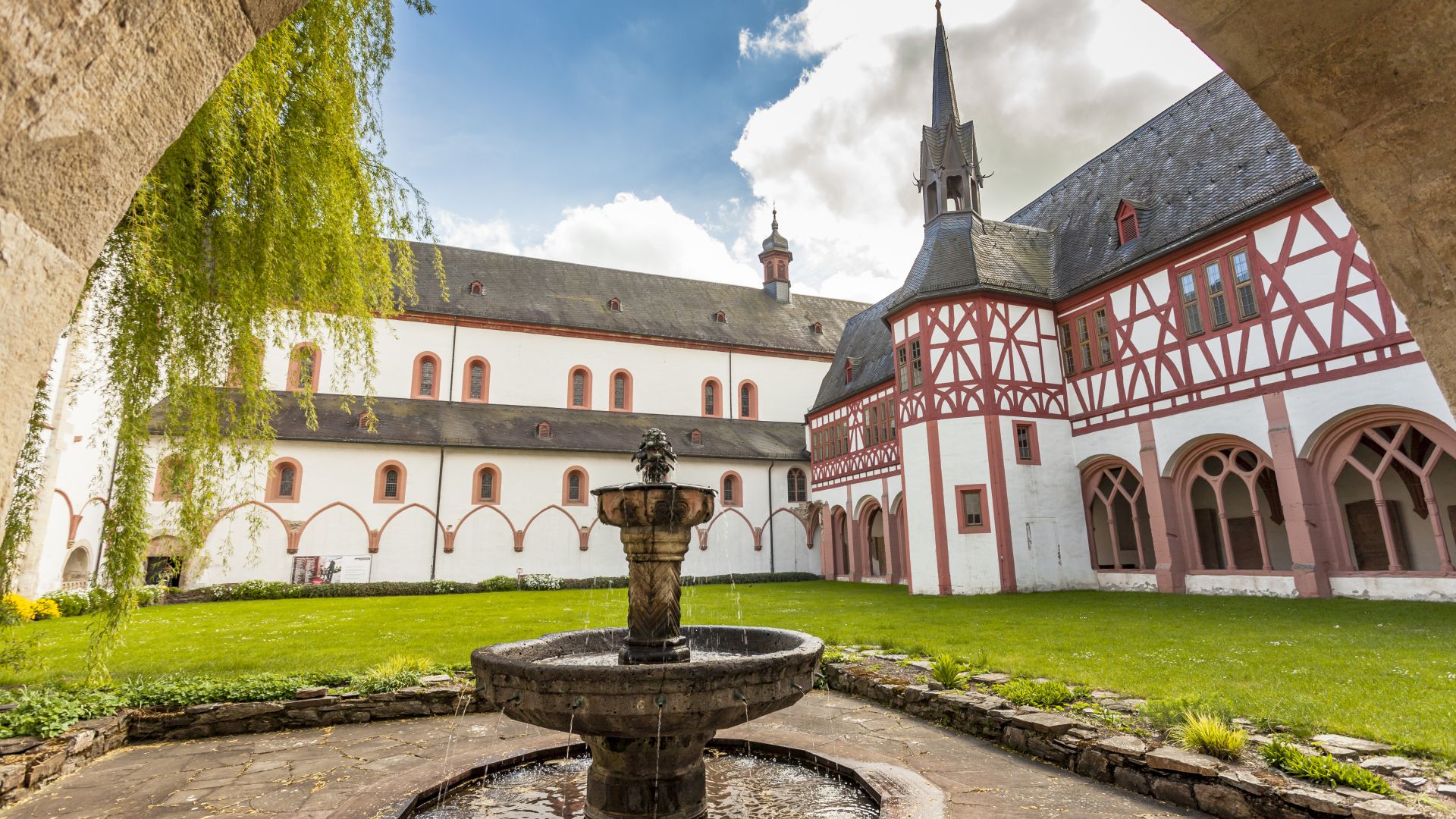Eltville: Kloster Eberbach Brunnen im Innenhof