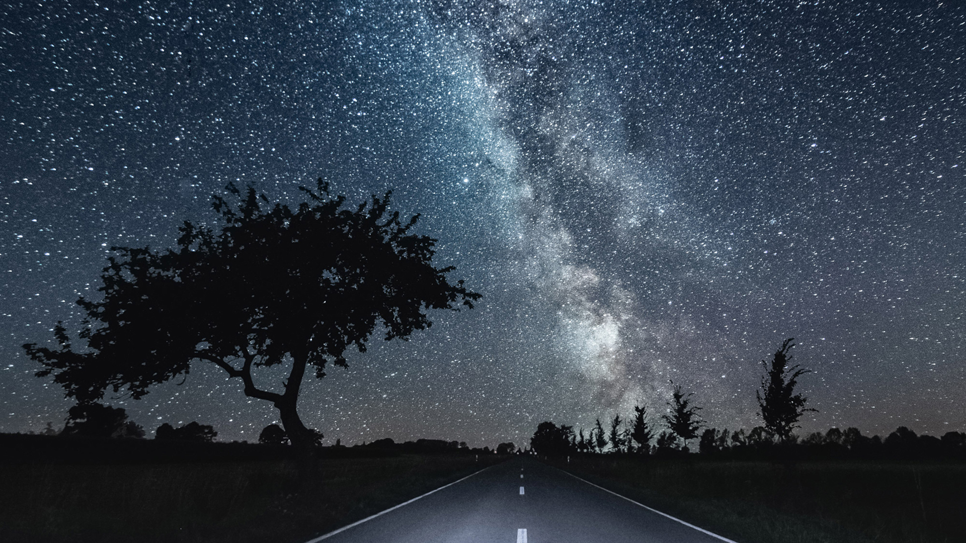 Havelaue: Sternenhimmel über einer Straße im Sternenpark Westhavelland