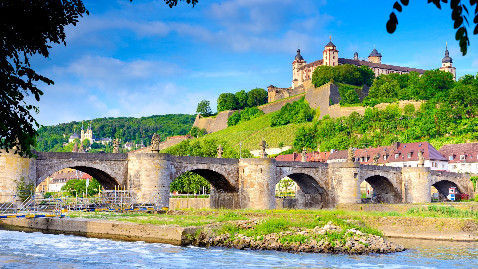 Würzburg: Alte Mainbrücke mit Festung Marienberg