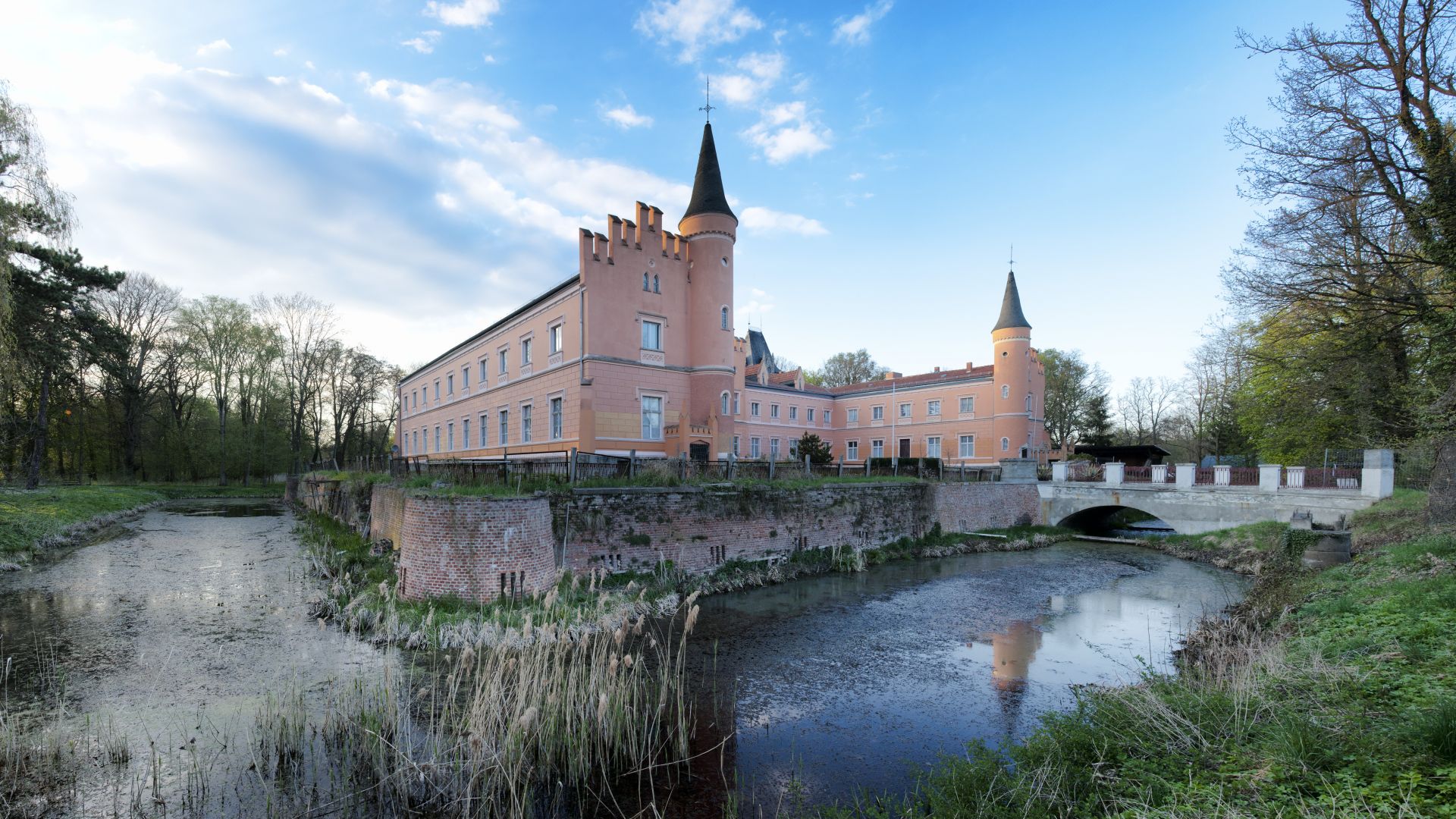 Gusow-Platkow: Schloss Gusow umgeben von einem Wassergraben