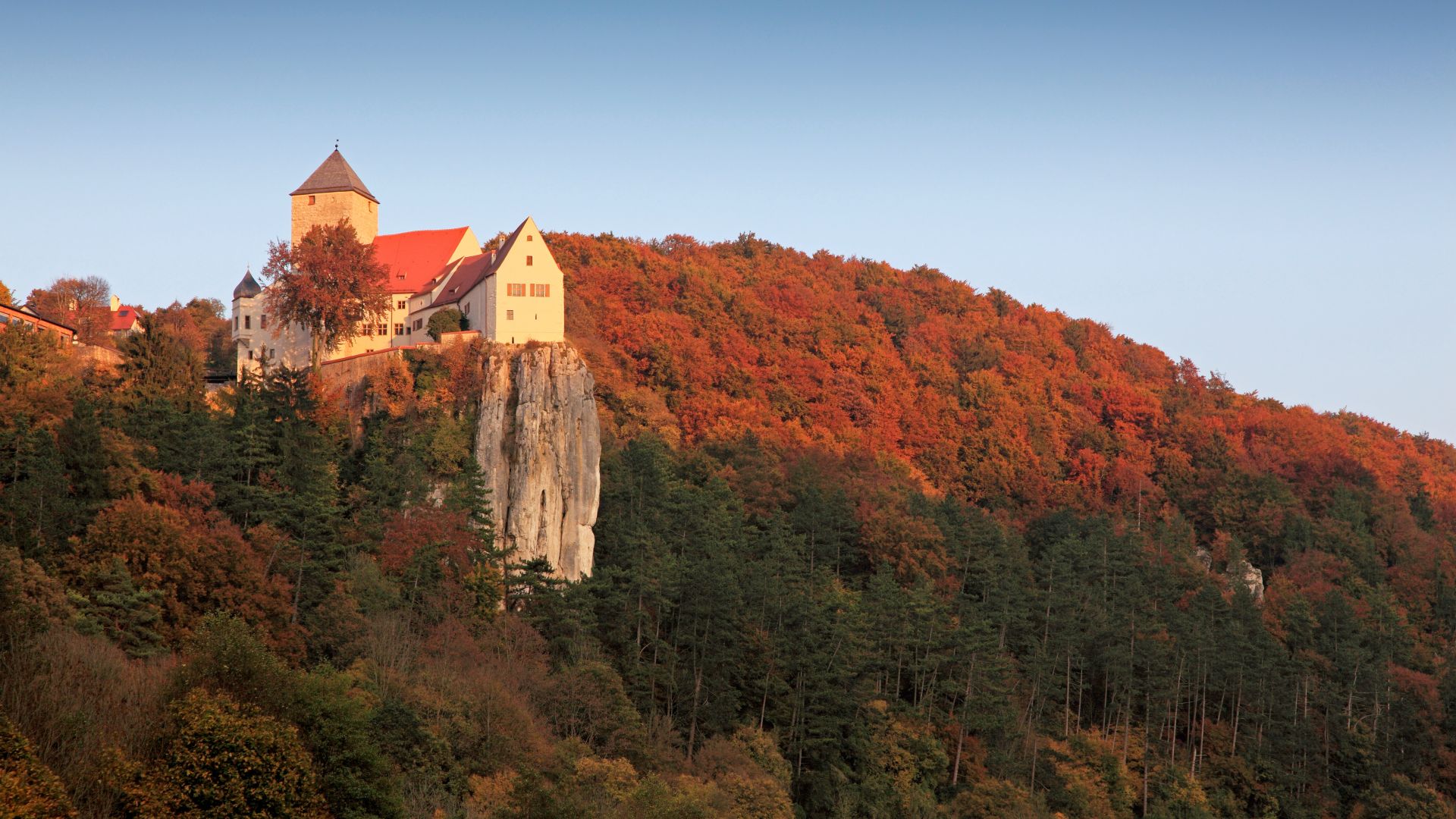 Riedenburg: Burg Prunn auf Felsen bei Sonnenuntergang