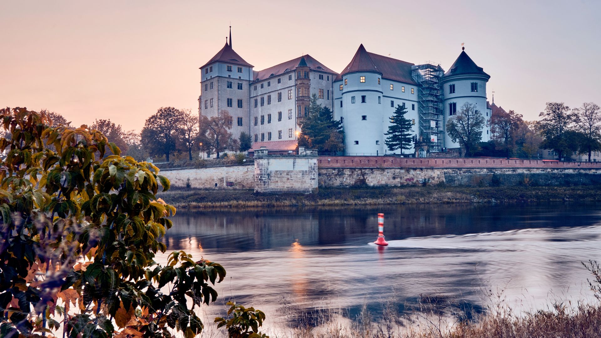 Torgau: Schloss Hartenfels am Ufer der Elbe im Sonnenuntergang