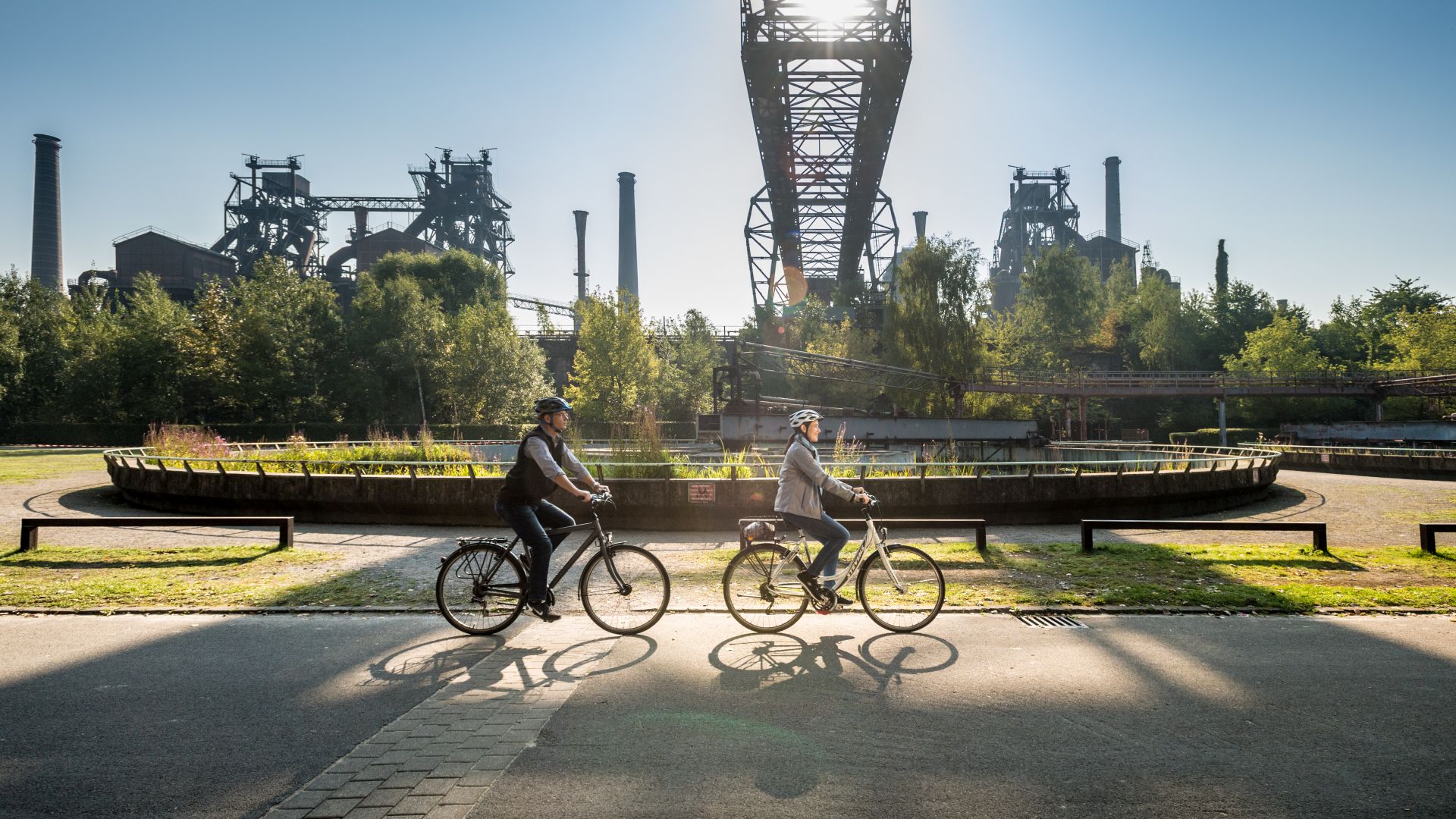 Duisburgo: Parque paisajístico de Duisburgo-Norte, ciclistas en la ruta ciclista del Rin, ruta del patrimonio industrial
