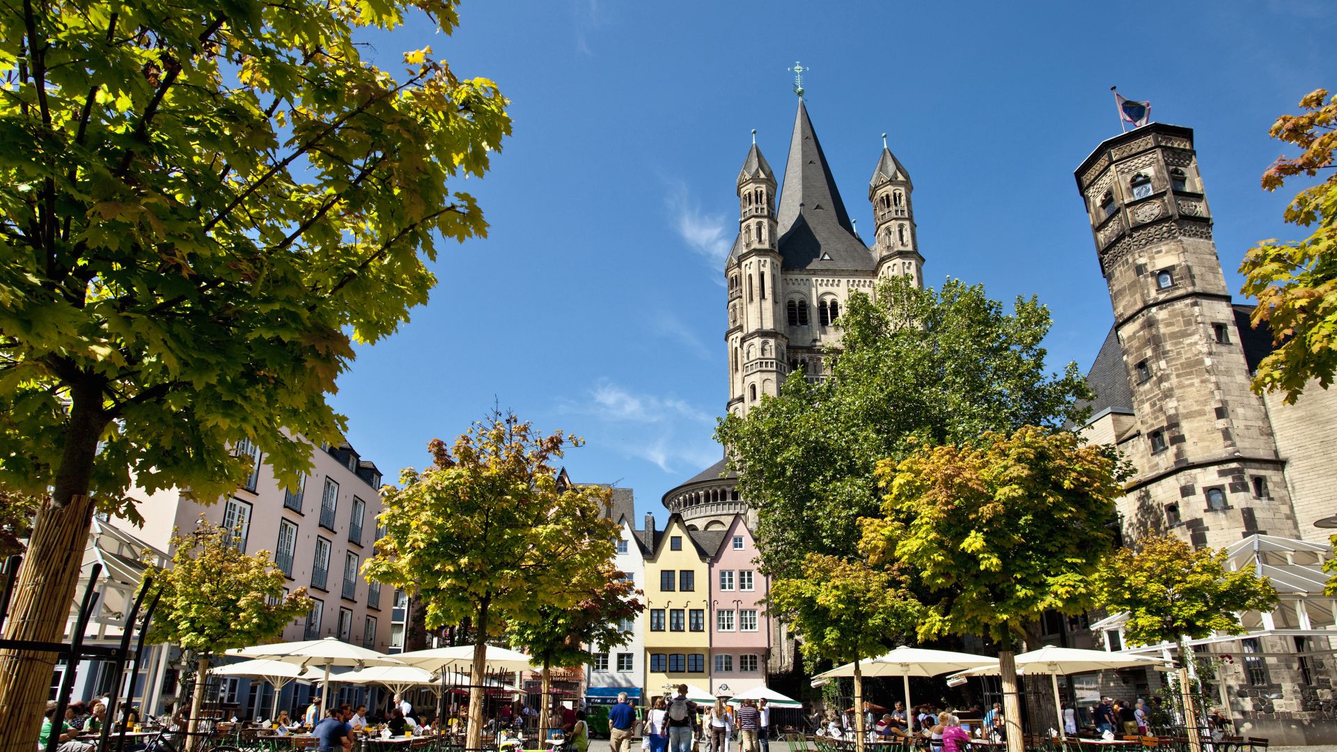 Cologne : le marché aux poissons et la grande église Saint-Martin dans la vieille ville