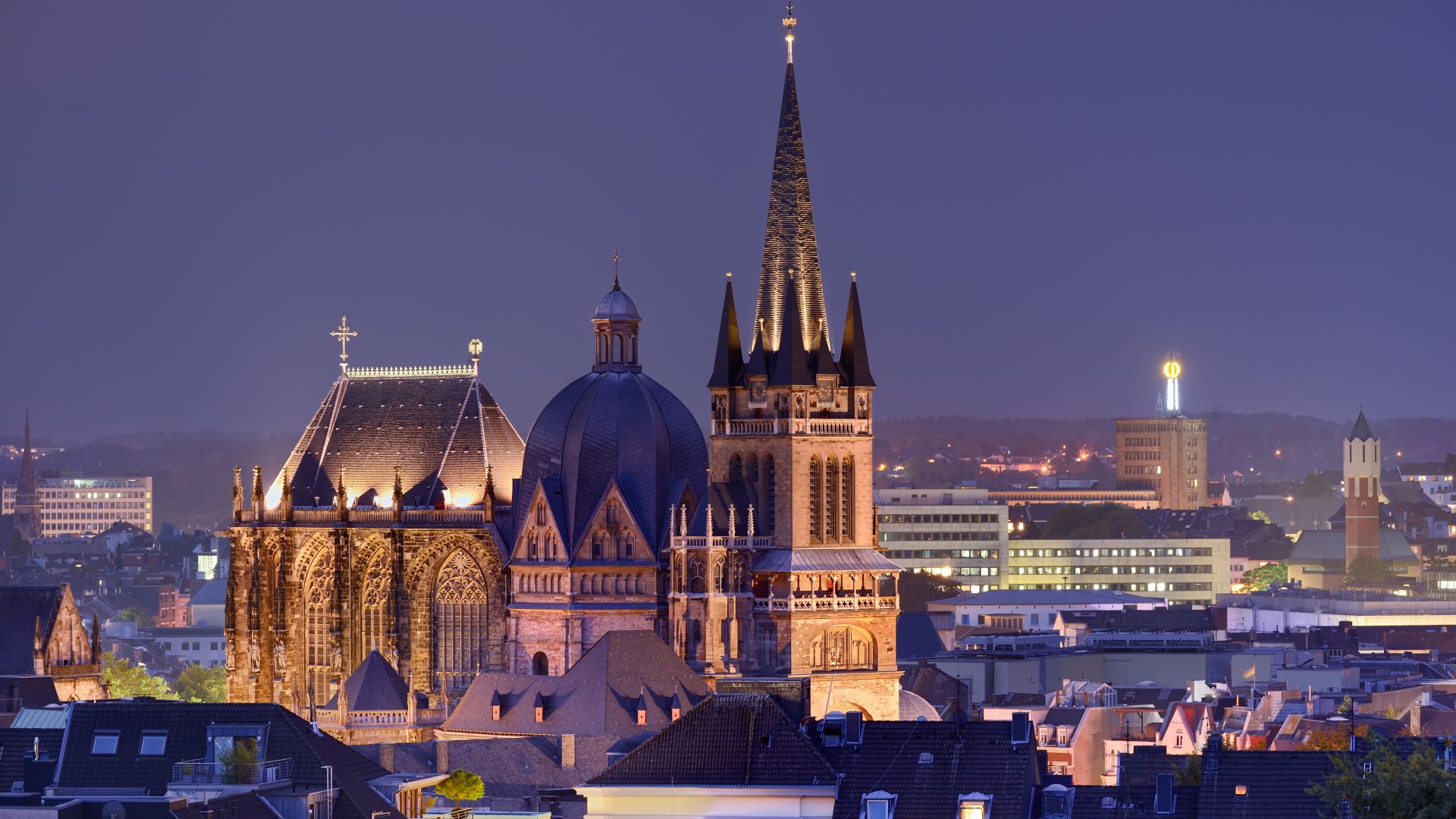 Aachen: Aachener Dom beleuchtet am Abend
