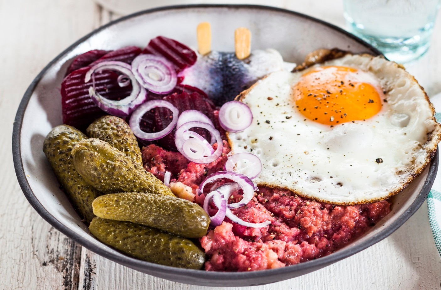 Especialidad del norte de Alemania: Labskaus con ternera, remolacha, pepinillos en vinagre y huevo frito