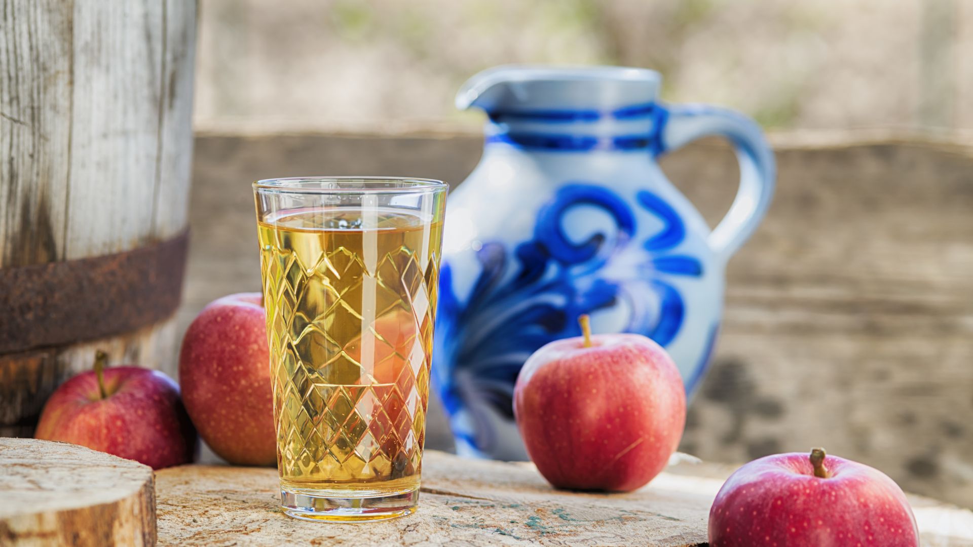 A ribbed glass of cider with a bembel