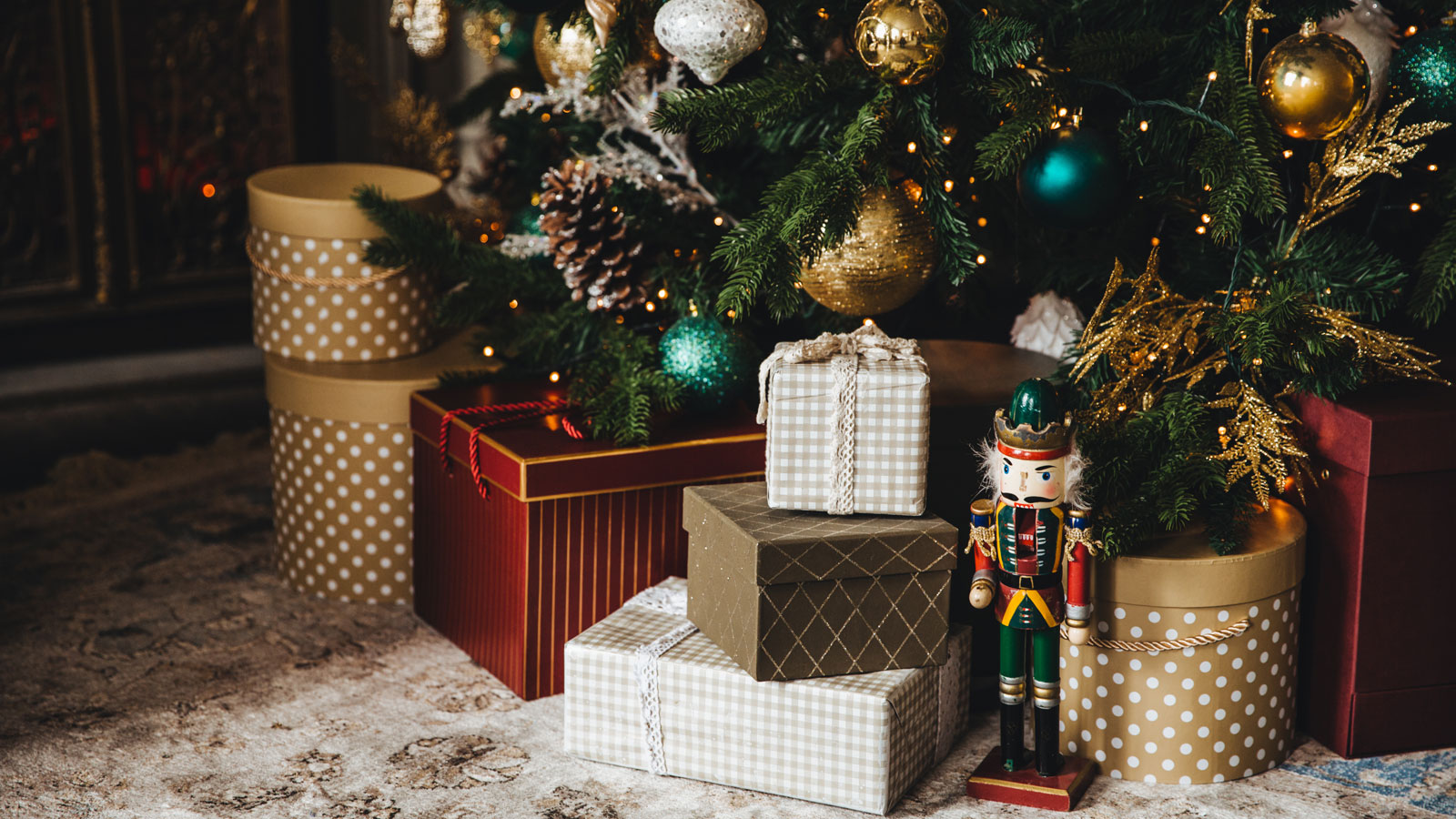Geschmückter Weihnachtsbaum mit Geschenken und Nussknacker