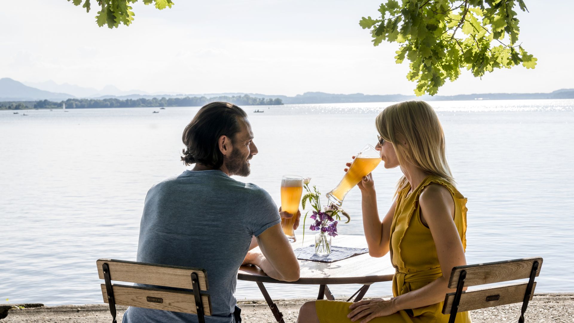 Chiemsee: couple drinks beer, cocktails