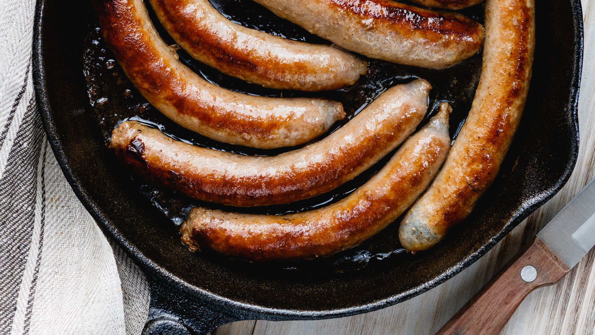 Saucisse dans une casserole