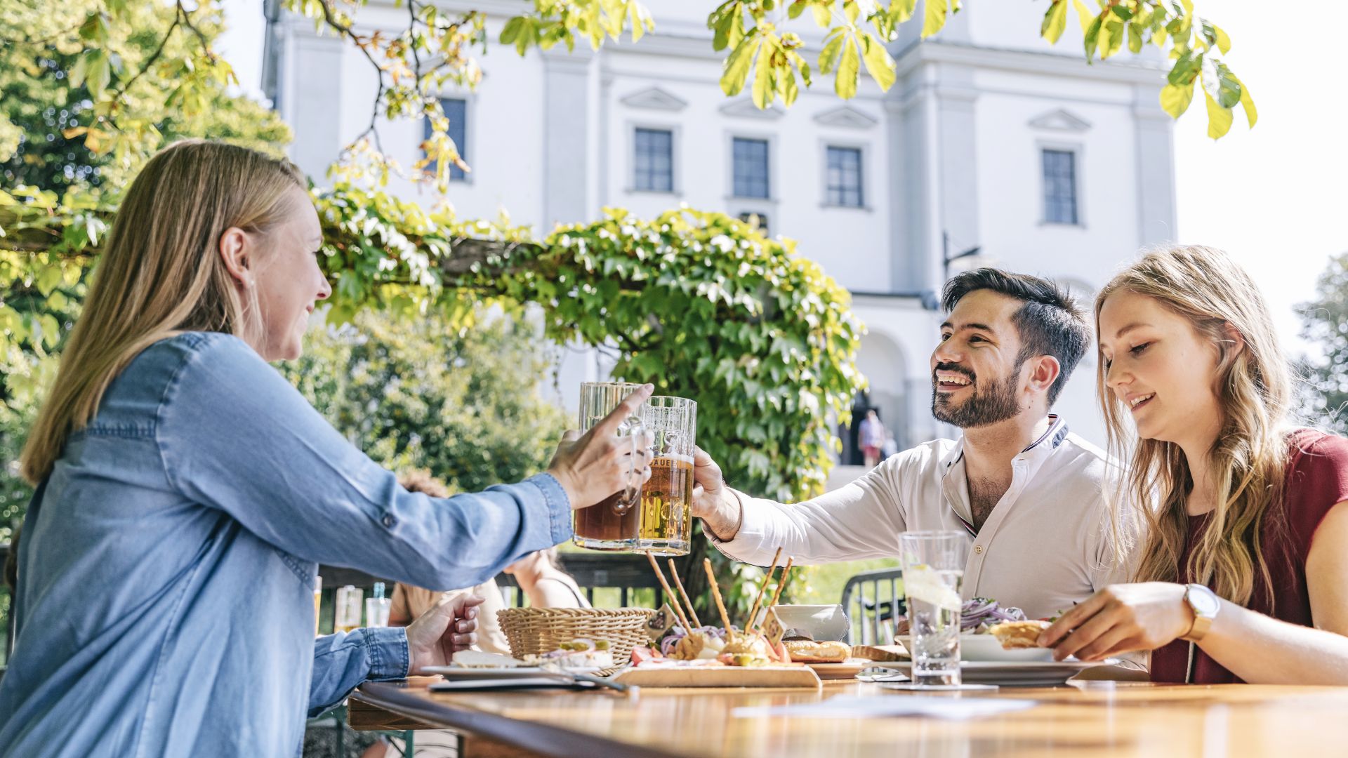 Kempten: Freunde stoßen im Biergarten an