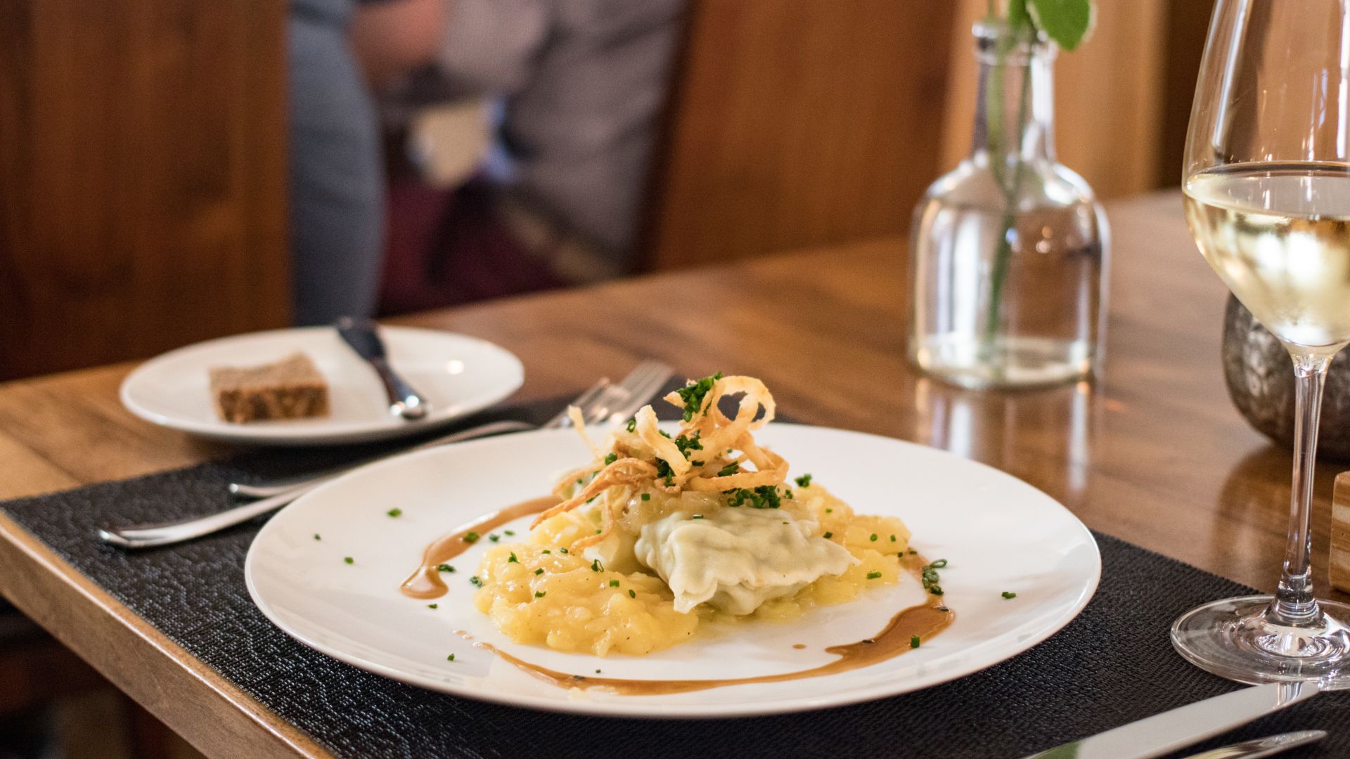 Stuttgart-Möhringen: Maultaschen (Ravioli souabe) avec salade de pommes de terre à l'auberge Zur Linde, vin blanc