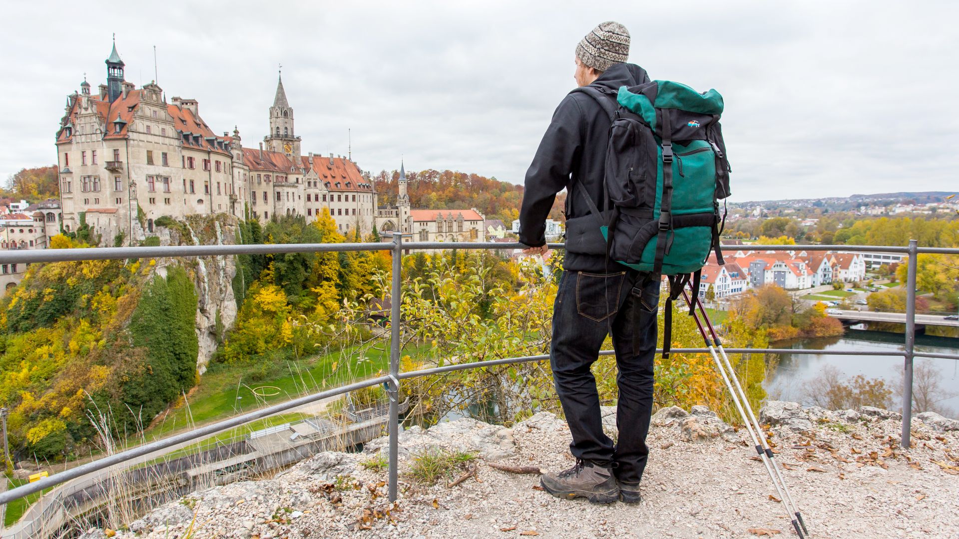 Sigmaringen: Das Schloss, Wanderer auf dem Donau-Zollernalb-Weg