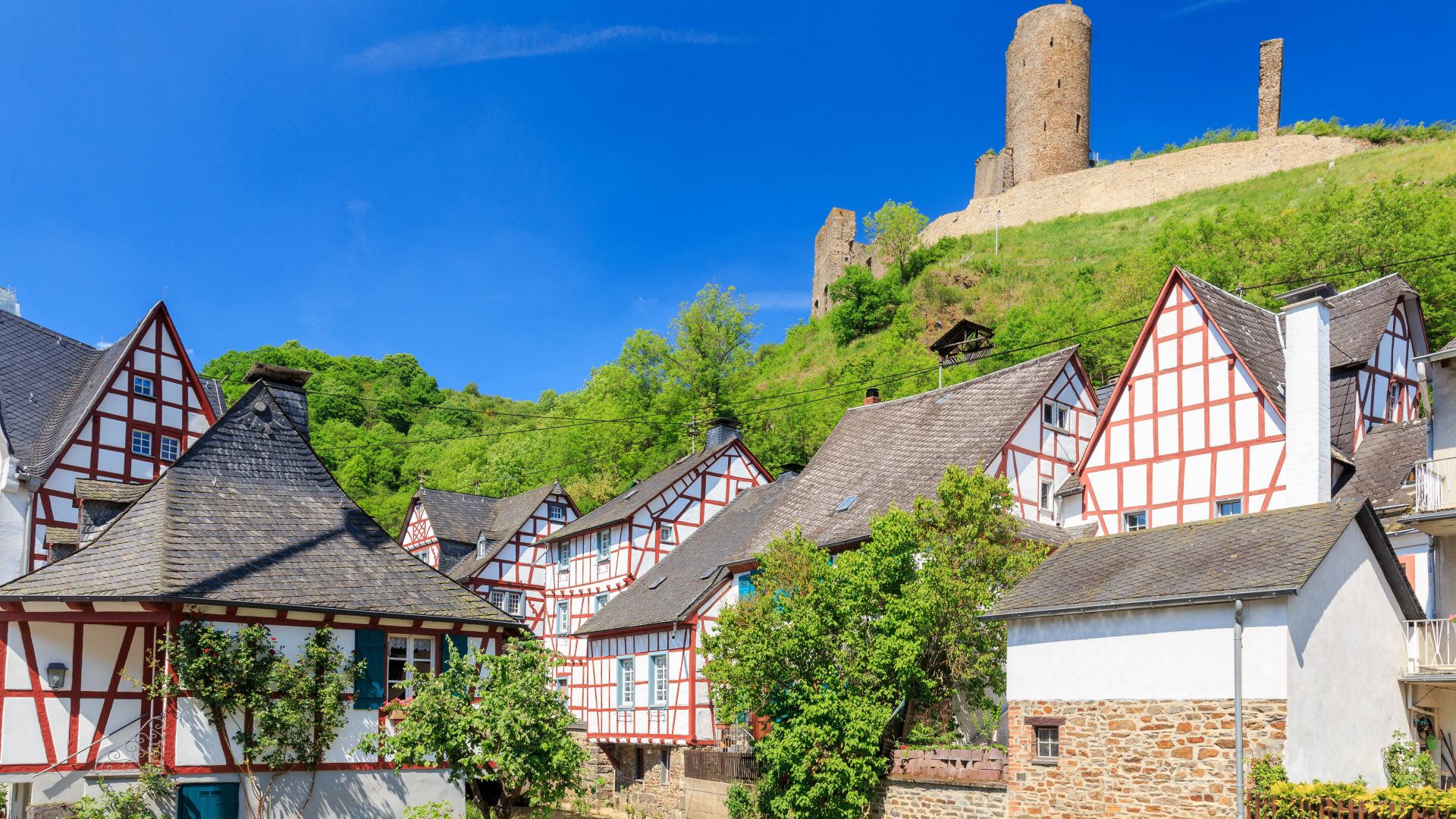 Monreal: half-timbered house with castle ruin Löwenburg