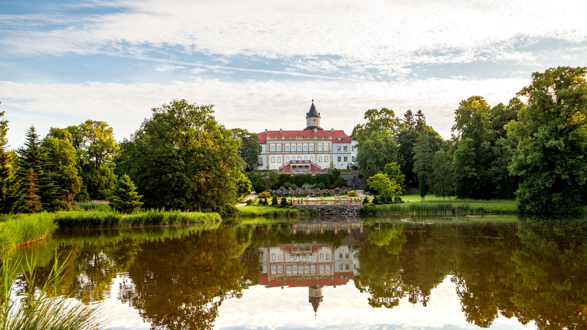 Wiesenburg/Mark: Schloss mit Spiegelung im See