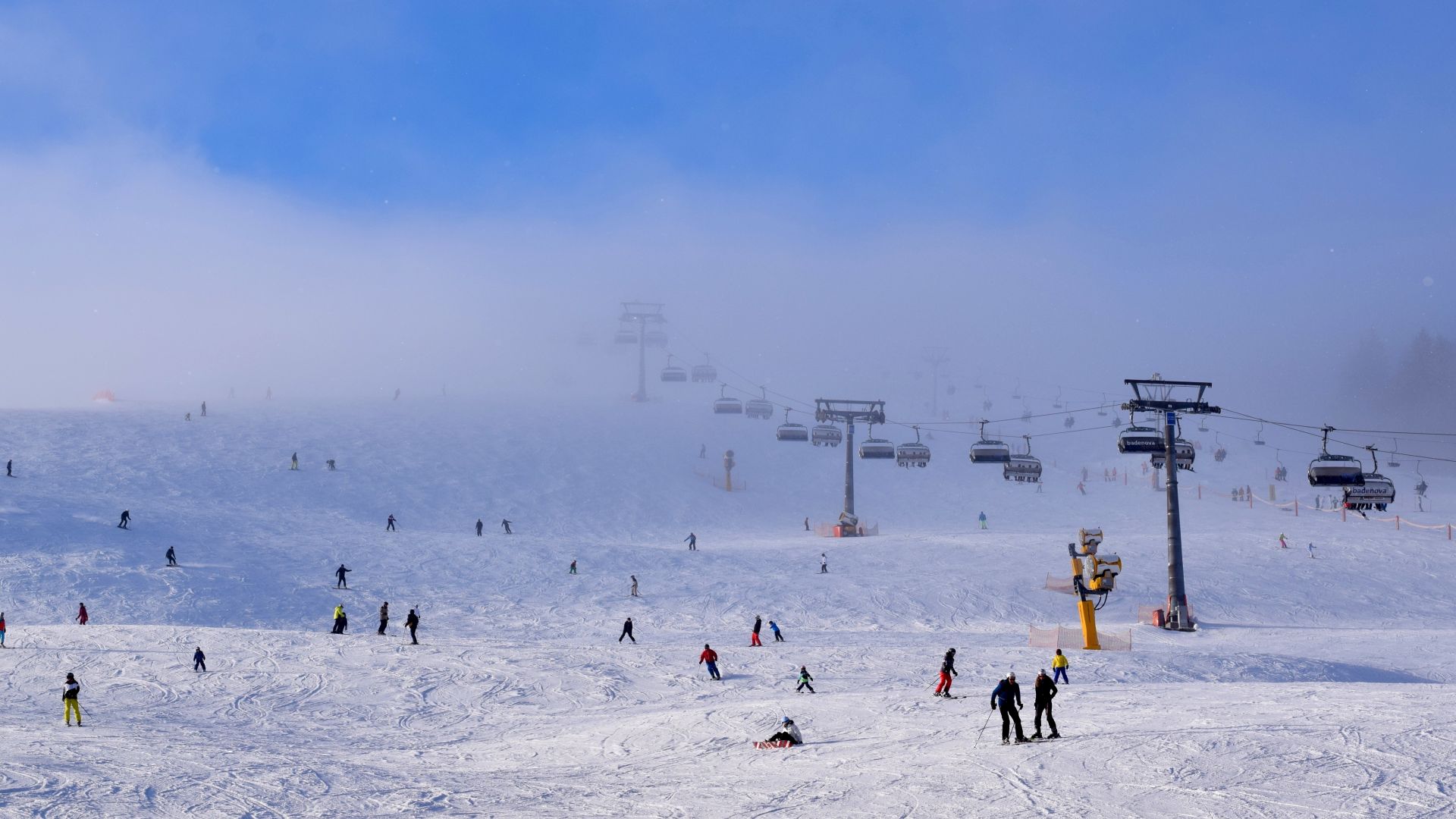 Feldberg: Skiers on the ski slopes in the Black Forest