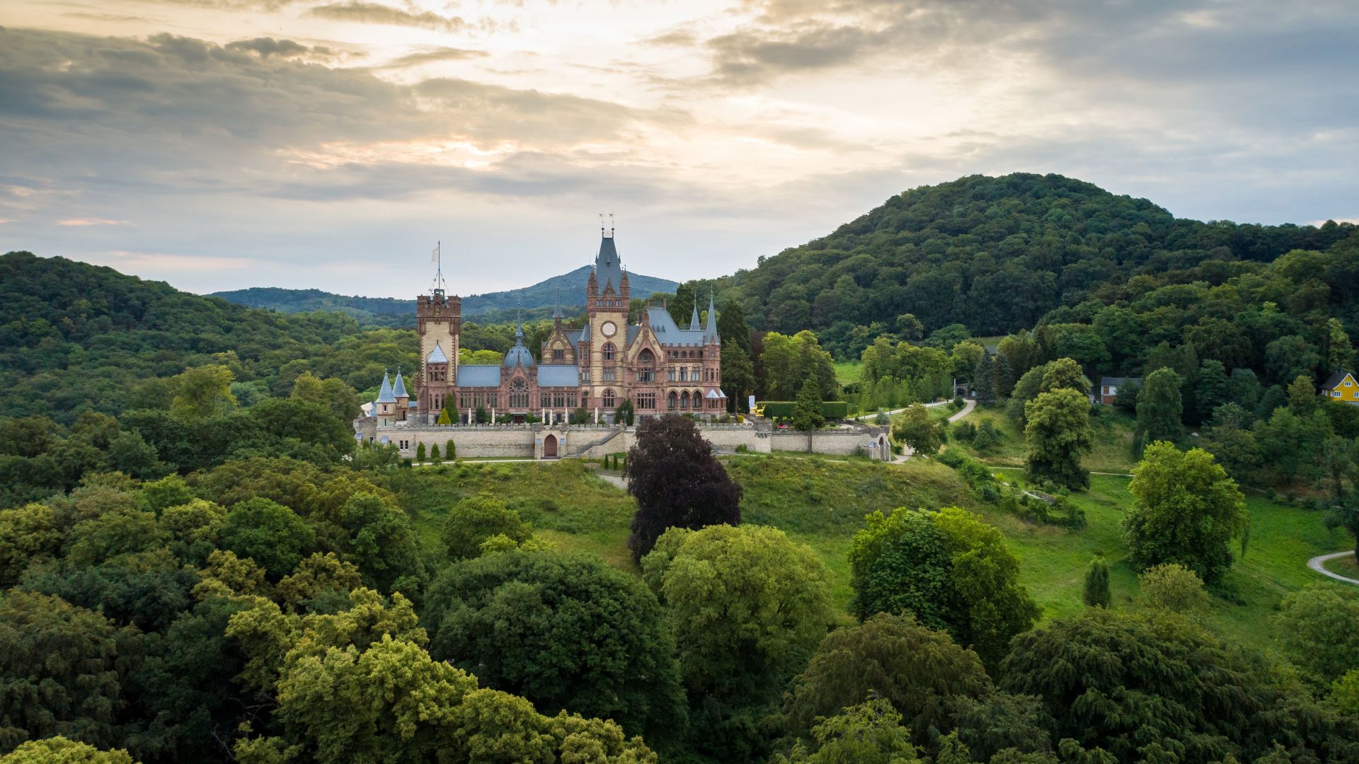 La ville de Königswinter : Le château de Drachenfels dans le massif des sept montagnes