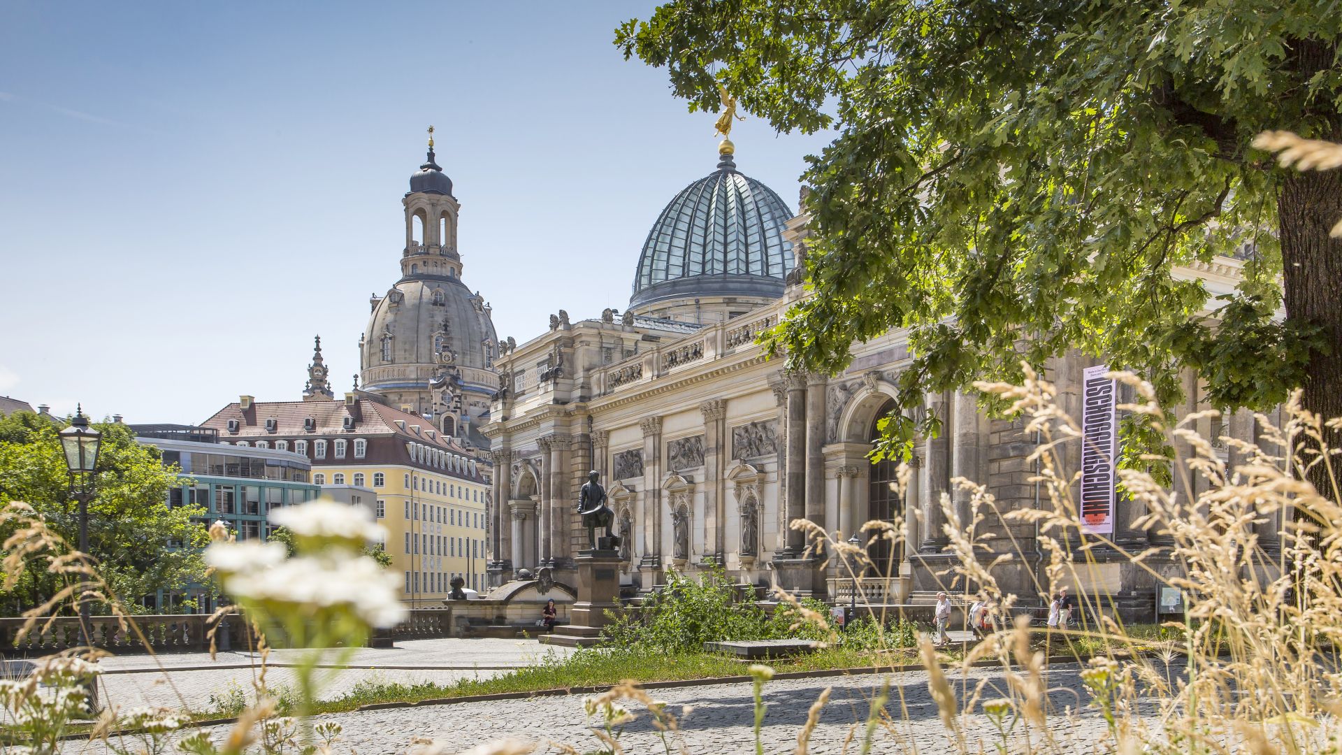Dresden: University of the Arts, Frauenkirche in the background