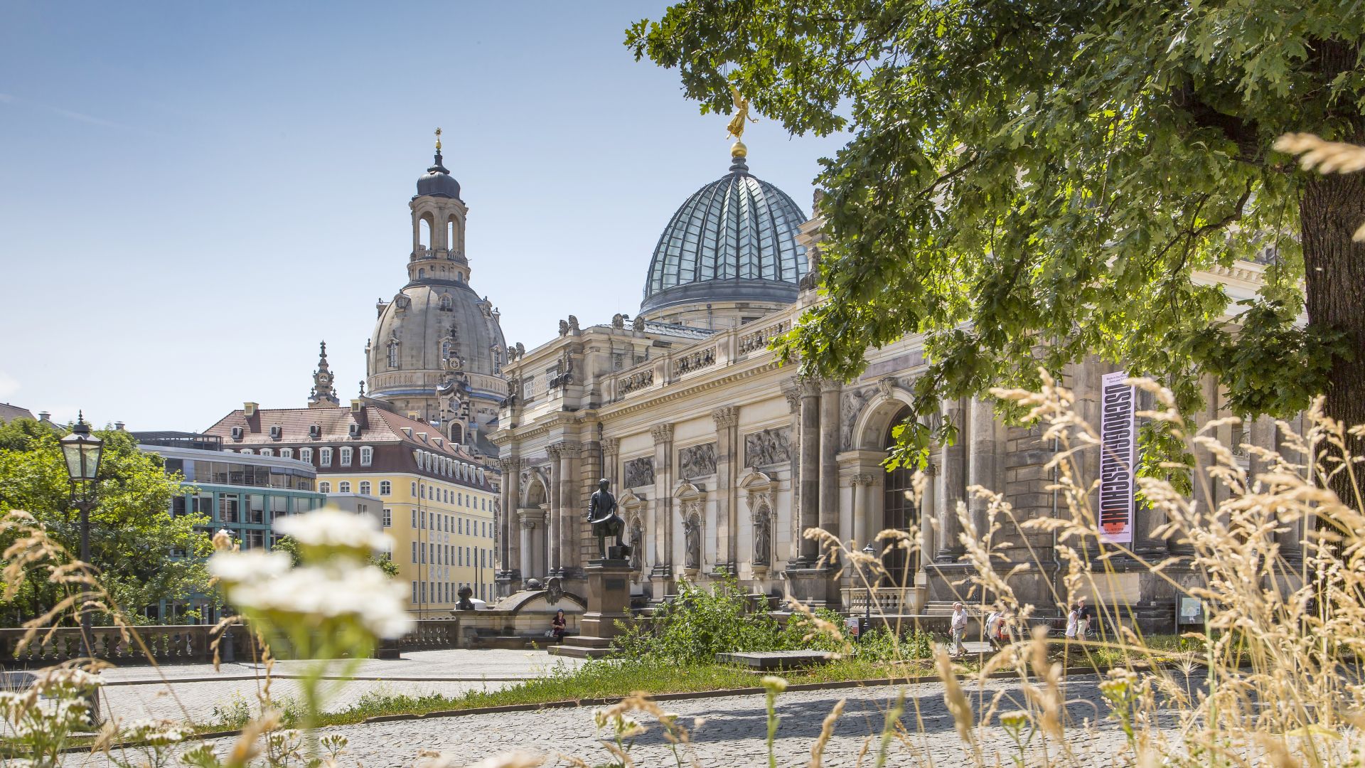 Dresden: Hochschule der Künste, im Hintergrund die Frauenkirche