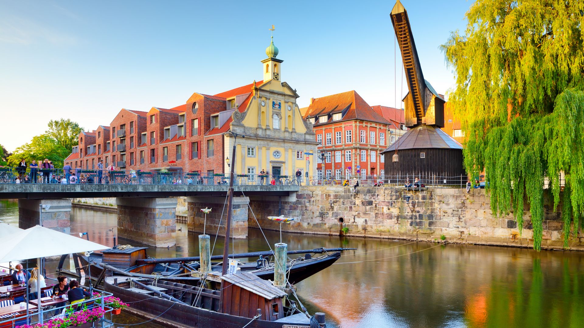 Lüneburg : Hafen an der Ilmenau mit altem Salzkran