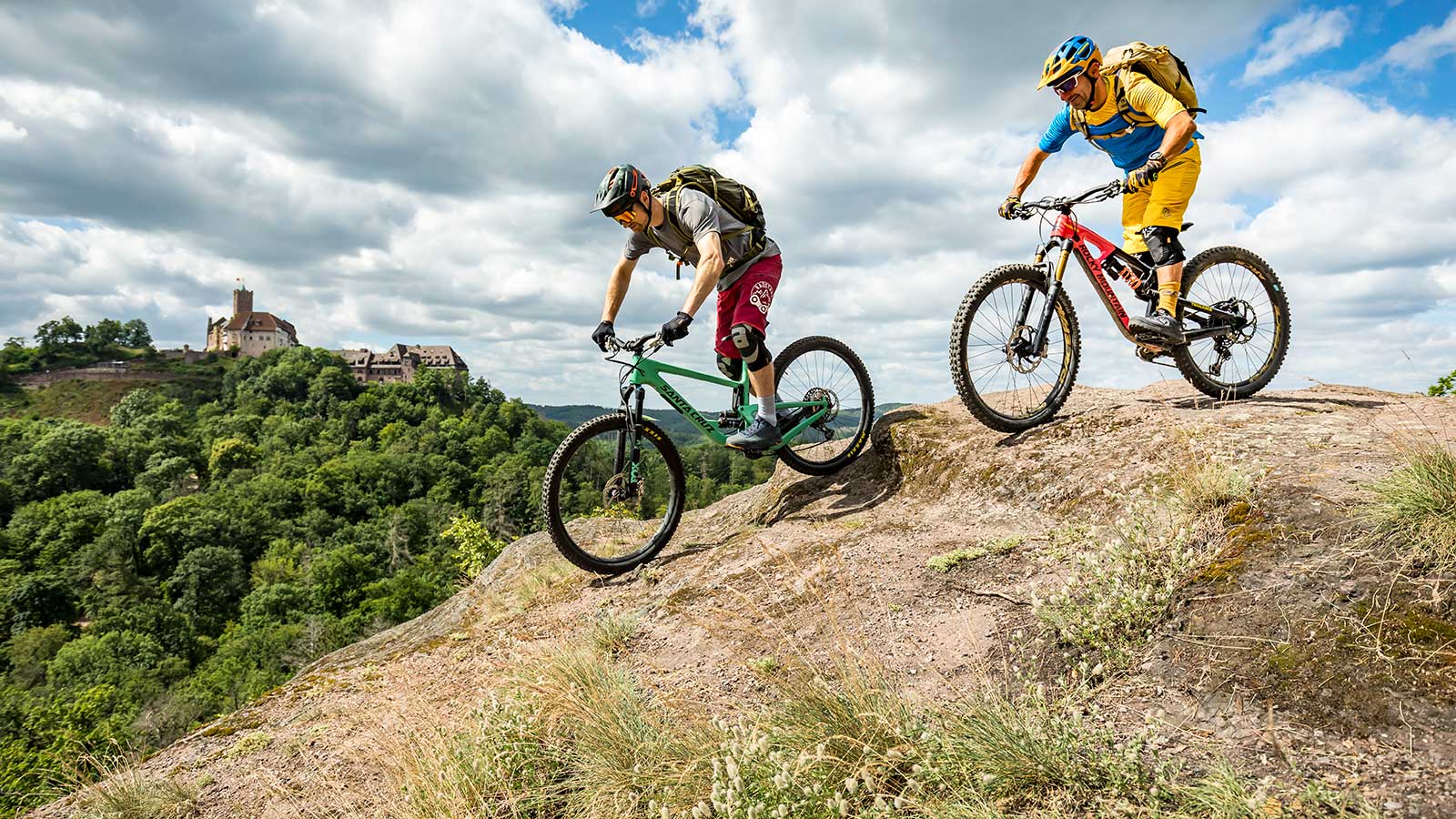 Jazda na rowerze górskim w pobliżu Eisenach z widokiem na zamek Wartburg