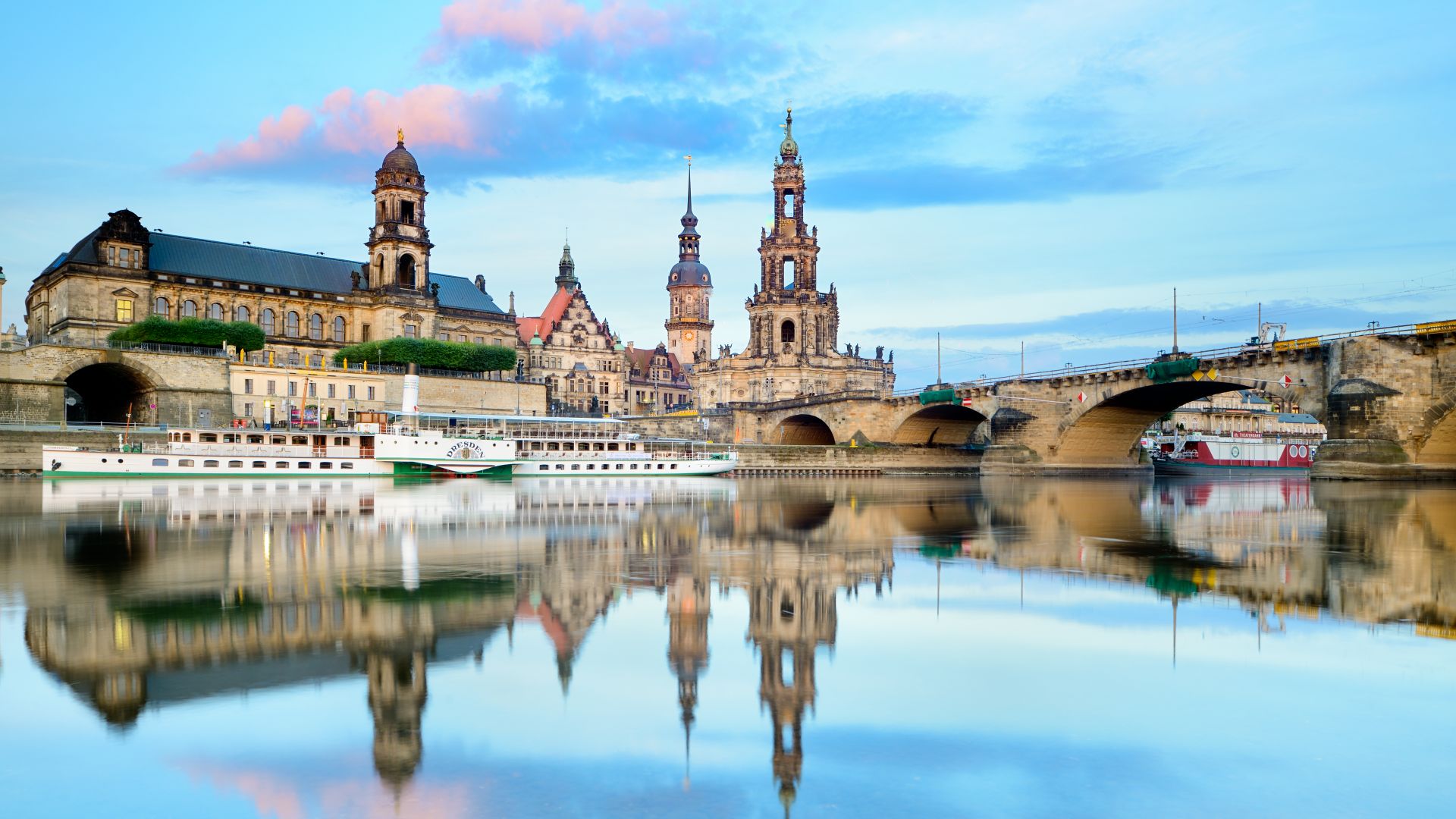Dresden: Skyline mit Augustusbrücke, Oberlandgericht und Hofkirche
