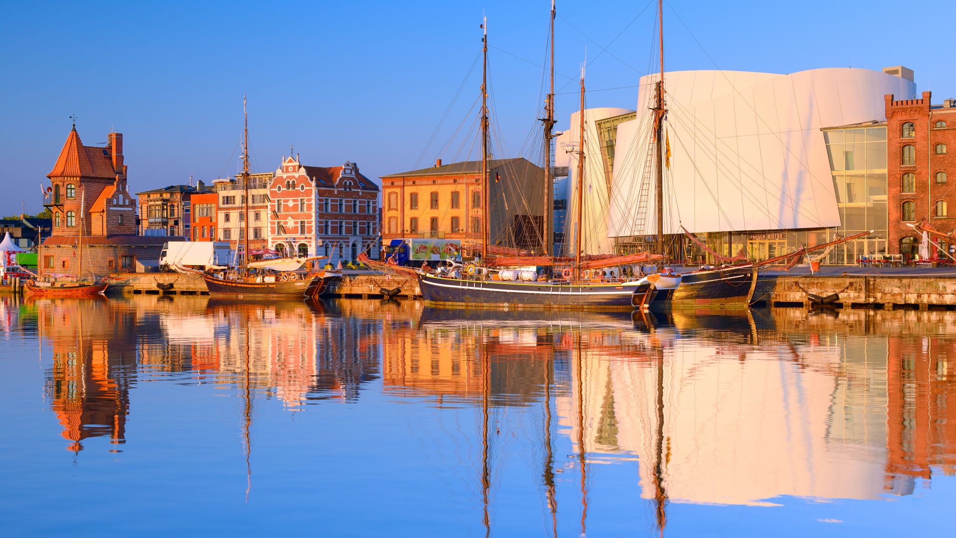 Stralsund: Hafen mit Ozeaneum, dem Deutschen Meeresmuseum von Behnisch Architekten