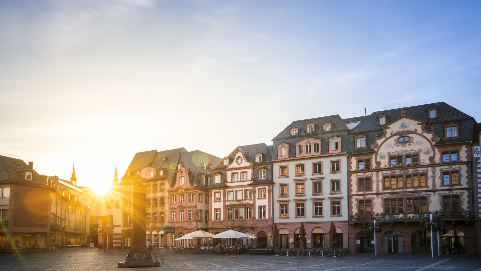 Mainz: Platz in der Altstadt mit Gegenlicht