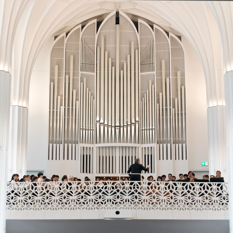 Bach Festival in the Paulinum of the historic University Church of St. Paul in Leipzig ©DZT (Gert Mothes) Musicians in front of an organ surrounded by white columns in the historic university church of St. Paul