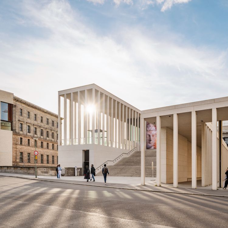 Berlin: James Simon Gallery on Museum Island by architect David Chipperfield ©DZT (Dagmar Schwelle)  Das Sonnenlicht scheint durch die hohen Säulen der James-Simon-Galerie in Berlin.