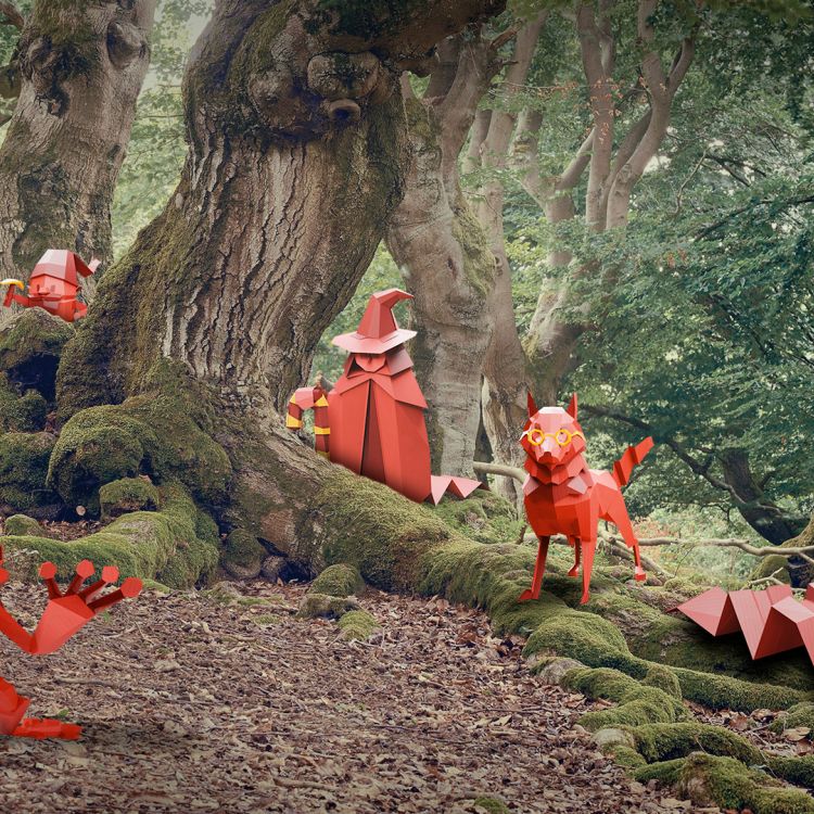Grimm`s Quest ©DZT (Shanghai.Berlin / Francesco Carovillan) In einem Wald mit hohen Bäumen und moosbewachsenem Boden sind mehrere rote Märchenfiguren zu sehen. Es handelt sich um einen Frosch mit einer Krone, eine Hexe, einen Wolf und die Rapunzel in einem langen Kleid.