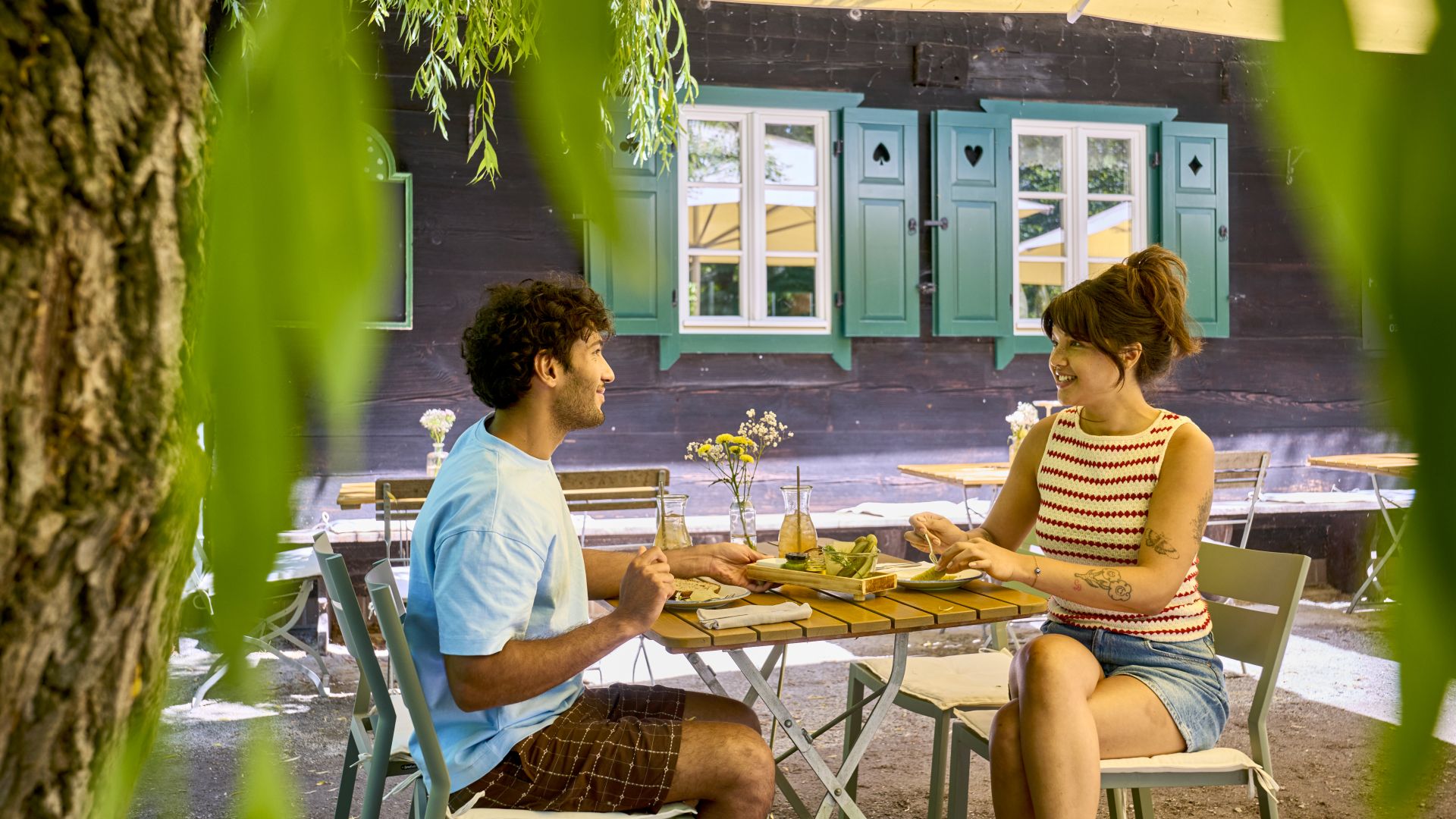 Photo of a young couple in a garden restaurant in the Spreewald