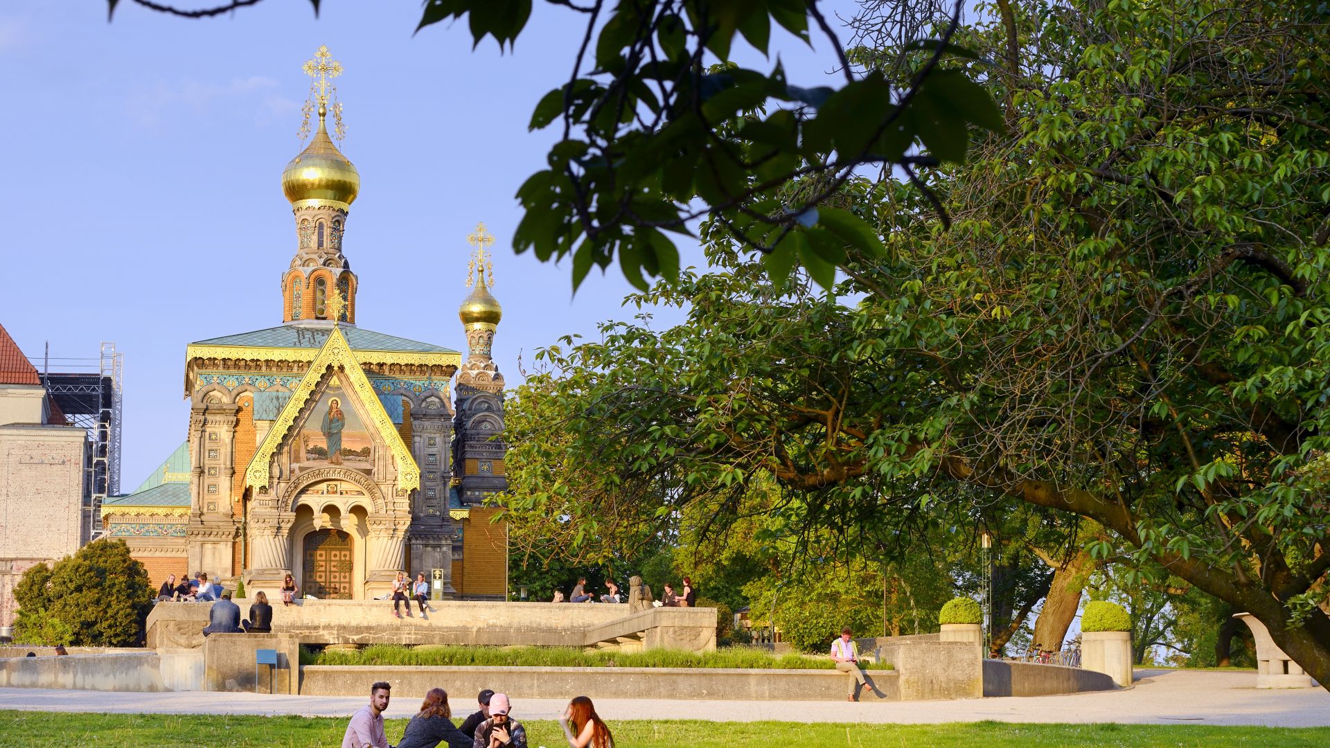 Darmstadt: Relaxen auf der Mathildenhöhe vor der russischen Kapelle