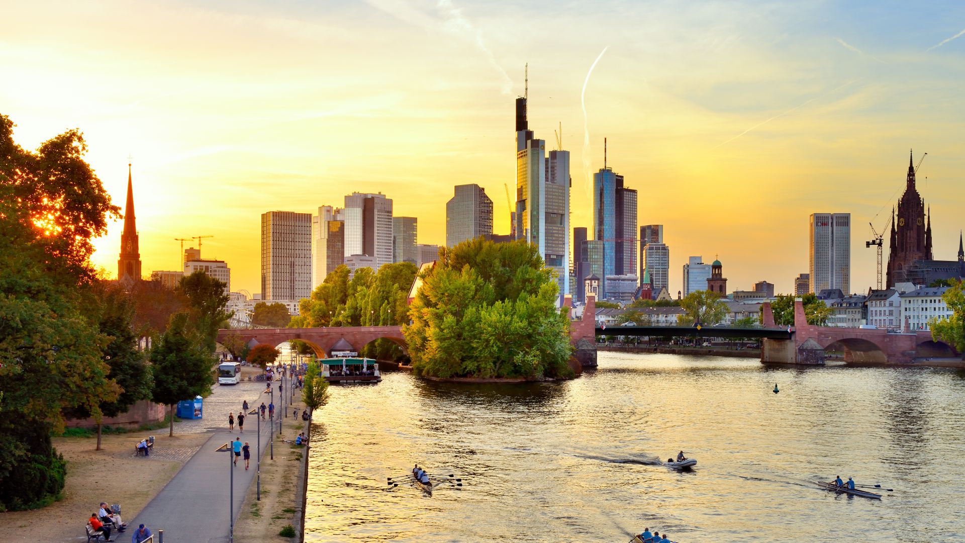 Frankfurt/Main: Das Mainufer und die Skyline im Sonnenuntergang