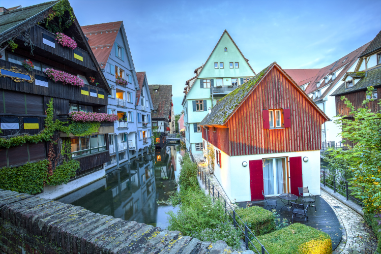 Historische Häuser an der Blau im Fischerviertel 