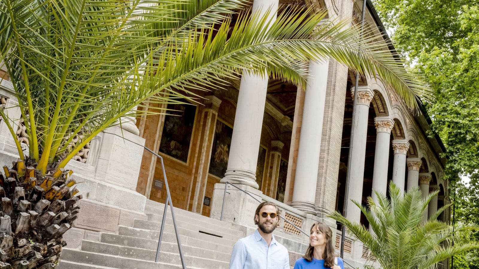 Baden-Baden : façade de la Trinkhalle, un couple se promène