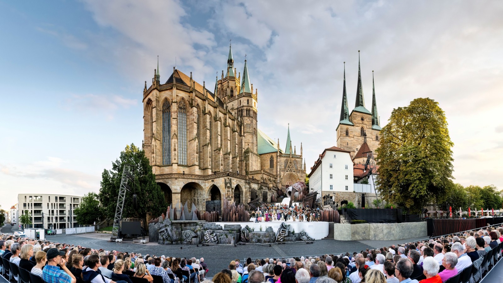 Représentation du festival « DomStufen » devant la cathédrale d'Erfurt