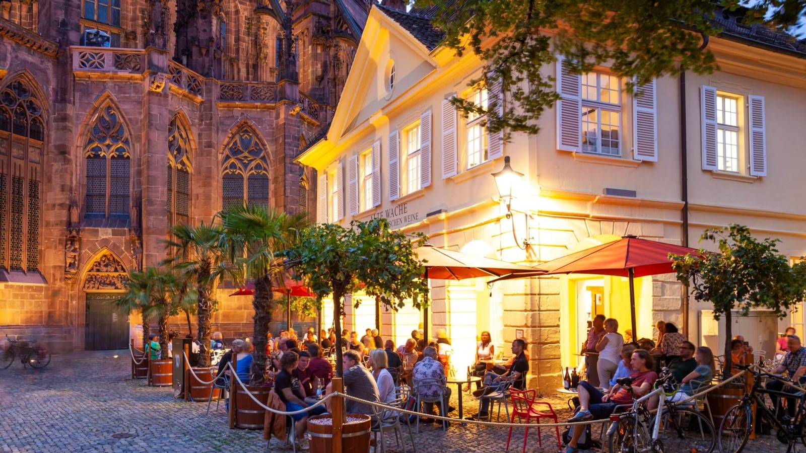 Des visiteurs devant l'Alte Wache, sur la place de la cathédrale de Fribourg